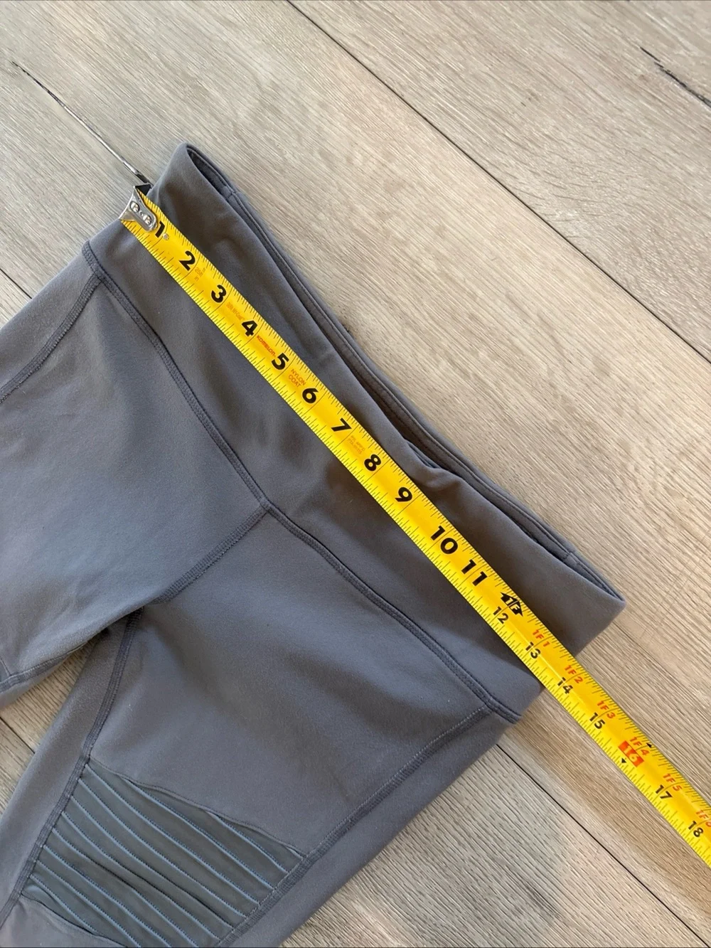 Alo Yoga Moto Leggings Gray Ribbed Panel  Yoga  Size M Low Waist EUC